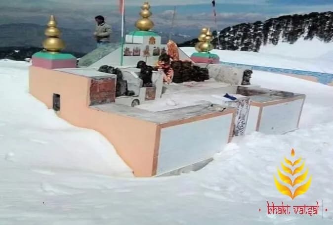 शिकारी माता, मंडी:  पांडवों की निर्माण और छत का रहस्य