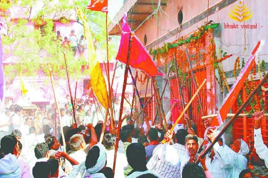 मथुरा के नरी सेमरी देवी मंदिर में लाठियों से होती है देवी की पूजा, दो पक्षों की लड़ाई से शुरू हुई परंपरा