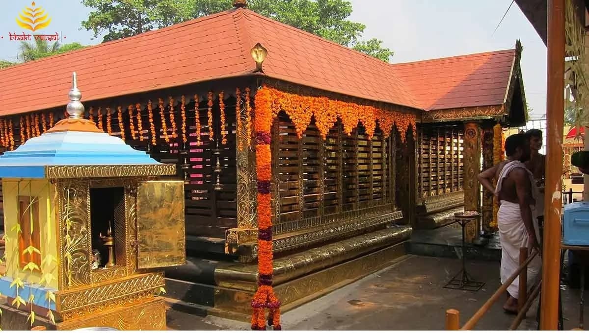 इस मंदिर में स्त्री बनकर पूजा करते हैं पुरुष