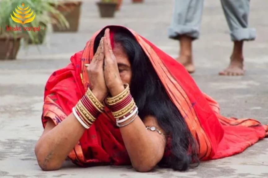 छठ पूजा में दंडवत प्रणाम