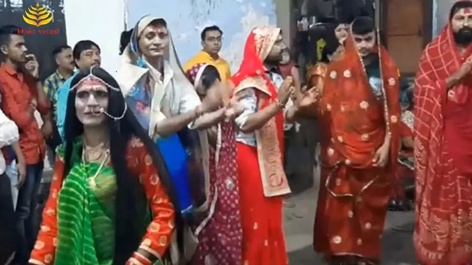 गुजरात के इस स्थान पर साड़ी पहन कर गरबा करते हैं पुरुष, 200 साल पुरानी है परंपरा